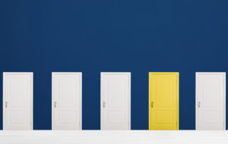 Cuatro puertas blancas y una amarilla